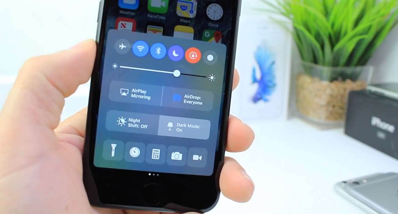 Noctis, czyli tryb nocny w iPhone z iOS 10 cydia-i-jailbreak Wideo, tryb nocny w iPhone, tryb nocny, tryb ciemny, Noctis, jailbreak  Z ostatnich doniesień, plotek jakie pojawiały się w sieci w ciągu ostatnich tygodni wynika, że nowy ?tryb nocny? ma pojawić się w finalnej wersji iOS 10.3. trybnocny