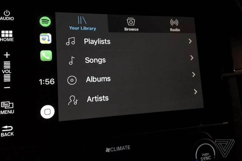 CarPlay w iOS 10.3 bezpieczniejszy dla użytkownika ciekawostki iOS 10.3 carplay, co nowego w iOS 10.3, CarPlay  Obecnie trwają zamknięte i otwarte (publiczne) testy iOS 10.3 i wygląda na to, że CarPlay doczeka się świetnego dodatku. carplay new dock 800x532