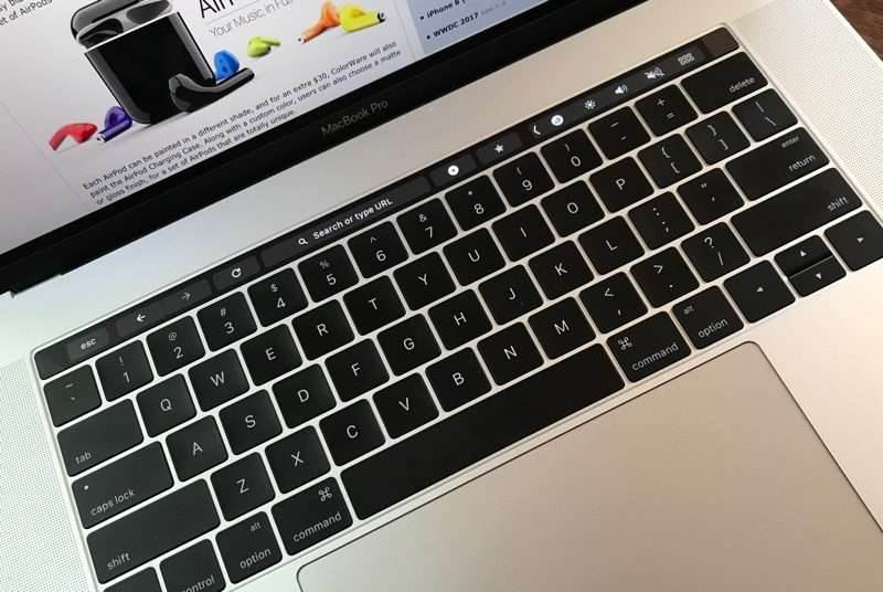 MacBook Pro 2017 trafia na listę produktów przestarzałych ciekawostki zabezpieczenia, wsparcie, touch bar, system operacyjny macOS, Sonoma, rozwój produktów, polityka firmy, naprawy, modele zabytkowe, MacBook Pro, konkurencyjność, kompatybilność, funkcje, długotrwała wydajność, Apple Inc.  Apple dokonało pewnej znaczącej aktualizacji swojej listy przestarzałych produktów, dodając do niej 13 i 15-calowe modele MacBook Pro z roku 2017 z Touch Bar. macbookprochrometouchbar 800x536