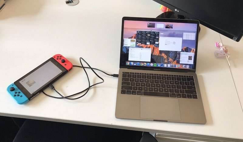 Nintendo Switch po podłączeniu do MacBooka Pro zachowuje się, jak zewnętrzna bateria ciekawostki Nintendo Switch, MacBook Pro, mabook, Apple  Od dziś Nintendo Switch będzie dostępne na półkach sklepowych, ale dziennikarze z całego świata dostali konsole wcześniej od końcowych użytkowników. switch and macbook pro 800x469