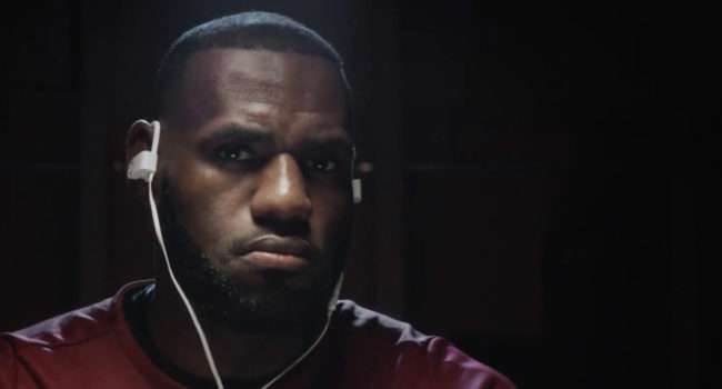 Zobacz nową reklamę Beats z gwiazdami NBA ciekawostki Wideo, reklama, Beats  Wczoraj na kanale YouTube pojawiła się nowa reklama słuchawek Beats w której gwiazdami są: James Harden, Kevin Durant, Draymond Green i LeBron James. 12 1 650x350