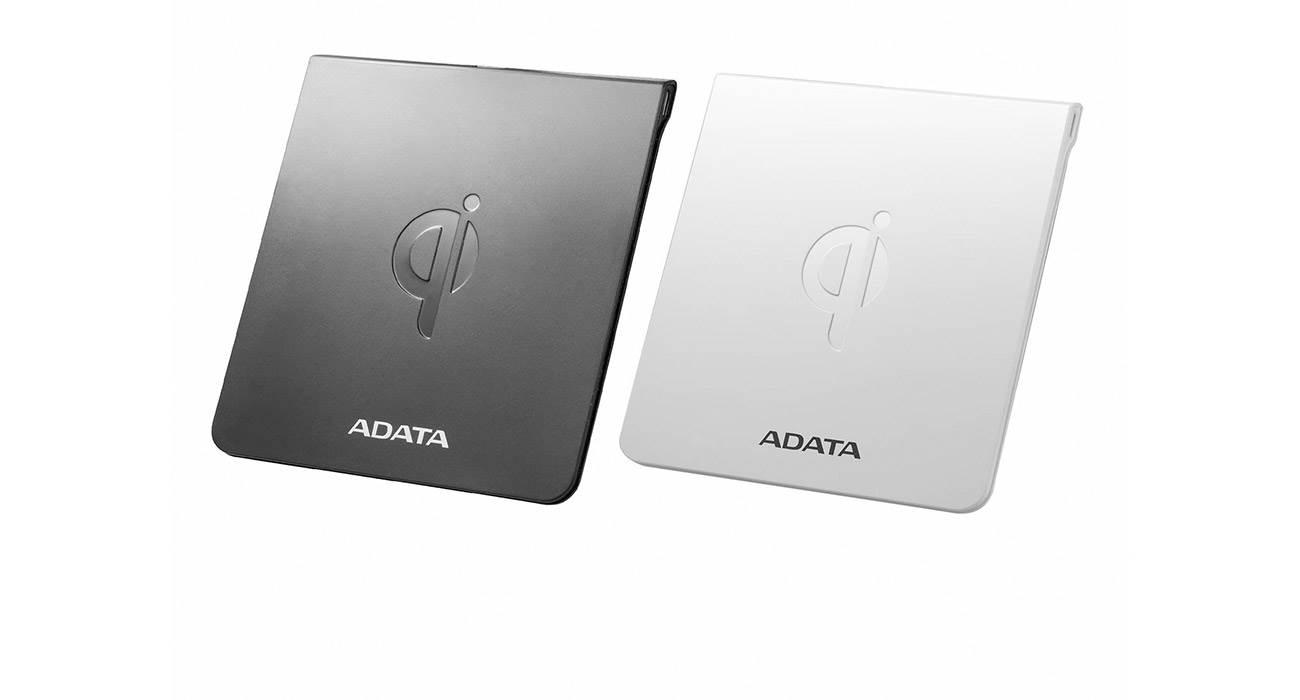 ADATA wprowadza do swojej oferty ładowarkę indukcyjną CW0050 ciekawostki ładowarka indukcyjna ADATA, adata  Do tej pory firma ADATA kojarzyła mi się wyłącznie z dyskami SSD, pamięcią do komputerów lub kablami dla iPhone'a. Właśnie dlatego nie spodziewałem się, że będą w stanie wprowadzić do sprzedaży ładowarkę indukcyjną, kompatybilną z większością urządzeń mobilnych. ADATA 1