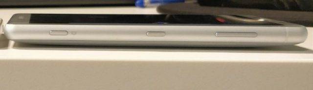 Prototyp Xperii XZ2 Compact przyłapany przed premierą ciekawostki Xperia XZ2 Compact, Sony  Do dziś myślałem, że Sony uda się utrzymać w tajemnicy najnowsze modele smartfonów, które zobaczymy podczas tegorocznych targów Mobile World Congress w Barcelonie. Sony Xperia XZ2 Compact Prototype Thumb 640x184
