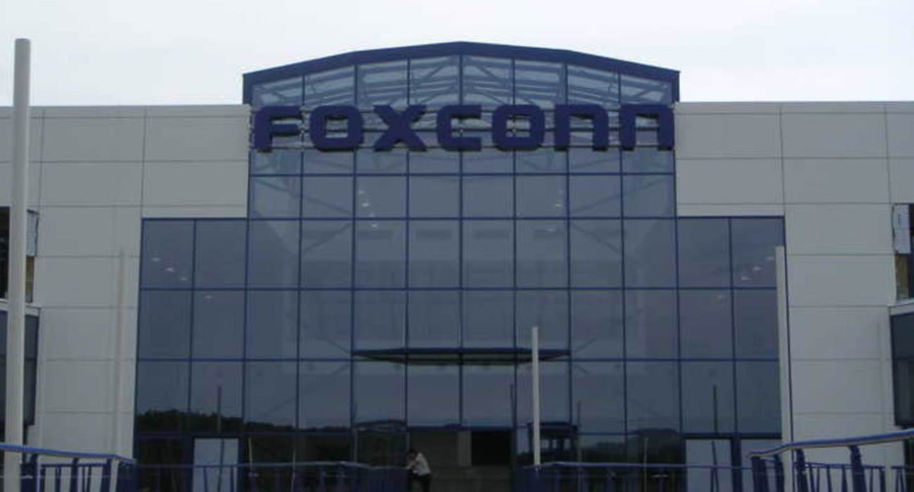 Foxconn zawiesza montaż iPhone w dwóch fabrykach w Shenzhen ciekawostki Foxconn  Jeden z głównych partnerów produkcyjnych Apple, Foxconn, zawiesił działalność w swoich zakładach w Shenzhen z powodu kwarantanny nałożonej przez chiński rząd w związku ze wzrostem zachorowań na  COVID-19. foxconn