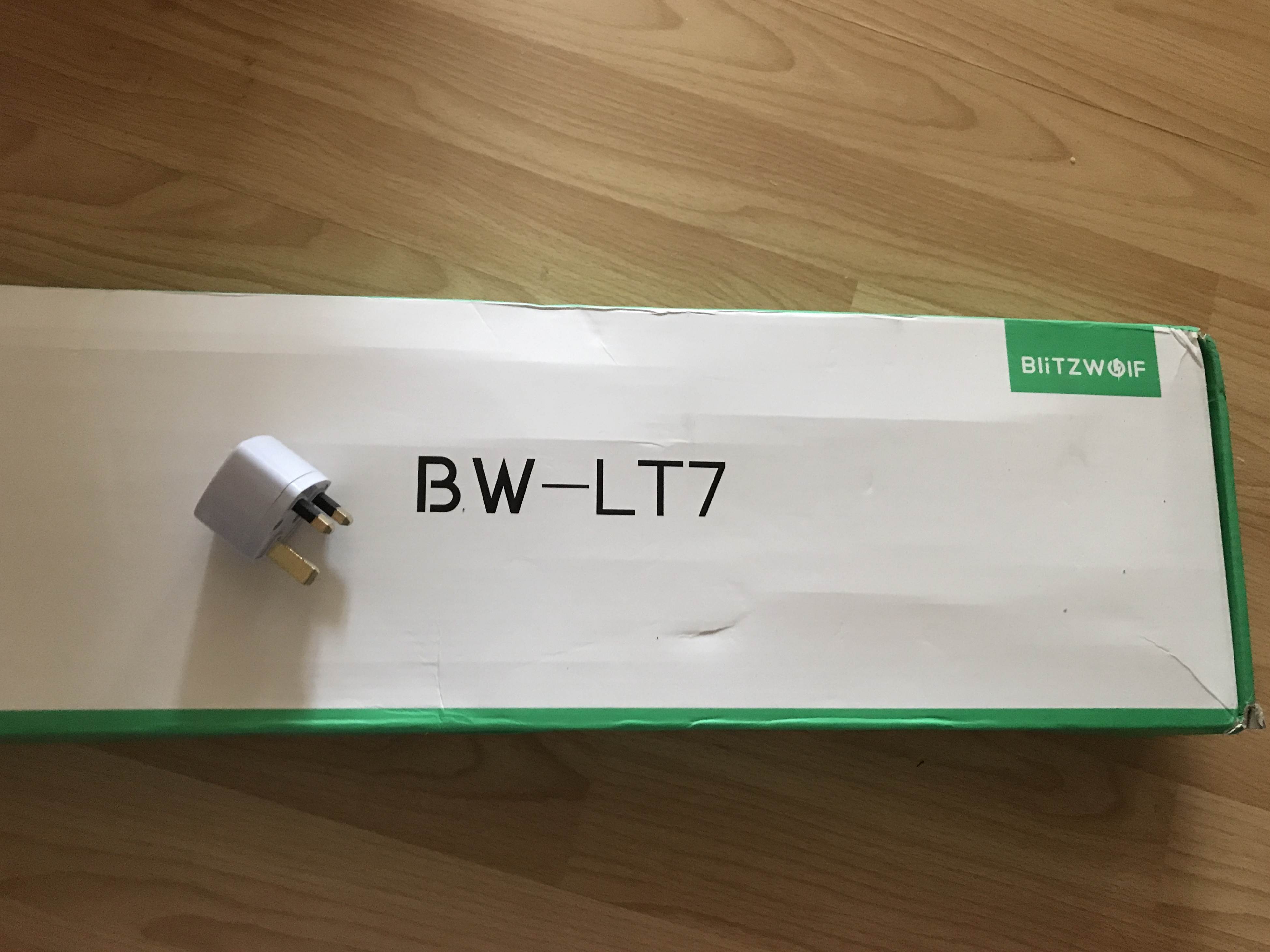 Lampka biurkowa z opcją bezprzewodowego ładowania Blitzwolf BW-LT7 - test i recenzja akcesoria   Dawno, dawno temu miałem przyjemność używać pierwszej lampki biurkowej firmy Blitzwolf. Pomimo swojej szerokiej funkcjonalności odrzucał mnie od niej jej wygląd. Na szczęście nowy model BW - LT7 wygląda zdecydowanie lepiej i ma coś czego brakuje pierwszej lampce, ponieważ LT7 w podstawce skrywa moduł bezprzewodowego ładowania oparty na standardzie Qi. IMG 2596