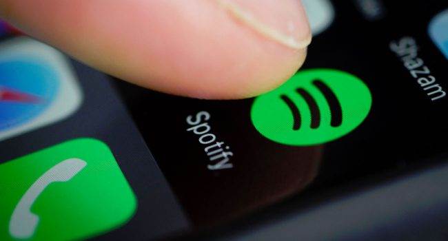 Spotify Now pozwala oceniać podcasty ciekawostki Spotify Now, Spotify, ocena podcastow  Spotify Now to nowa funkcja w usłudze strumieniowego przesyłania muzyki Spotify. Teraz użytkownicy mogą oceniać podcasty.  Spotify 650x350