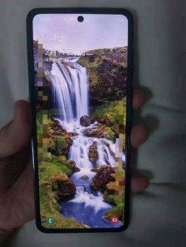 Najnowszy Samsung z klapką w stylu Moto Razr 2019 na pierwszych zdjęciach polecane, ciekawostki Samsung  Użytkownik Ice Universe, który często udostępnia informacje o najnowszych wydarzeniach w branży mobilnej, opublikował ekskluzywne zdjęcia nowego elastycznego smartfona od Samsunga. Sams 4 263x350