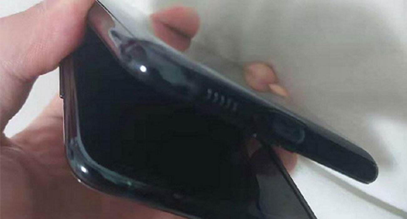 Najnowszy Samsung z klapką w stylu Moto Razr 2019 na pierwszych zdjęciach polecane, ciekawostki Samsung  Użytkownik Ice Universe, który często udostępnia informacje o najnowszych wydarzeniach w branży mobilnej, opublikował ekskluzywne zdjęcia nowego elastycznego smartfona od Samsunga. Samslogo