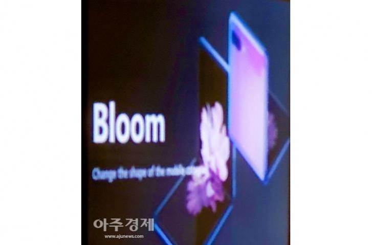 Galaxy Bloom - tak będzie nazywał się nowy składany smartfon Samsunga polecane, ciekawostki Sasmung Galaxy Bloom, Sasmsung, Galaxy Bloom  Samsung przeprowadził zamkniętą prezentację dla swoich partnerów na CES 2020, na której zademonstrował produkty, które nie zostały jeszcze ogłoszone, w tym smartfon ze składanym wyświetlaczem Galaxy Bloom. bloom 1