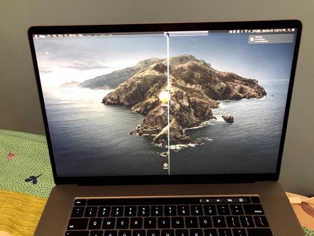Cienka osłona kamery internetowej może uszkodzić ekran najnowszego 16-calowego MacBooka Pro? polecane, ciekawostki   Jeden z użytkowników Reddit napisał kilka dni temu na forum, że w jego 16-calowym MacBook Pro pękł ekran po nałożeniu cienkiej osłony kamery internetowej mającej na celu zwiększenie prywatności. macbookpro
