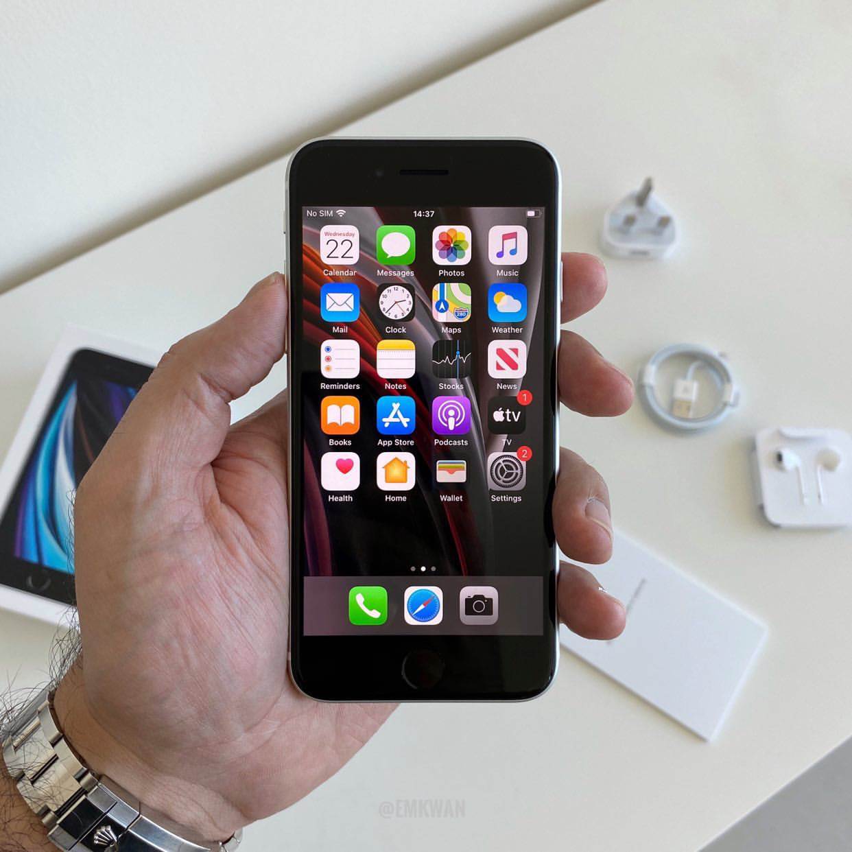 W sieci pojawił się pierwszy unboxing iPhone SE 2020 polecane, ciekawostki Wideo, Unboxing, rozpakowanie iPhone se 2020, iPhone SE 2020, Apple  Popularny bloger YouTube, Emkwan, udostępnił na swoim kanale YouTube film przedstawiający rozpakowania nowego iPhone'a SE, a także pierwsze wrażenia na temat najbardziej przystępnego cenowo smartfona Apple. SE3