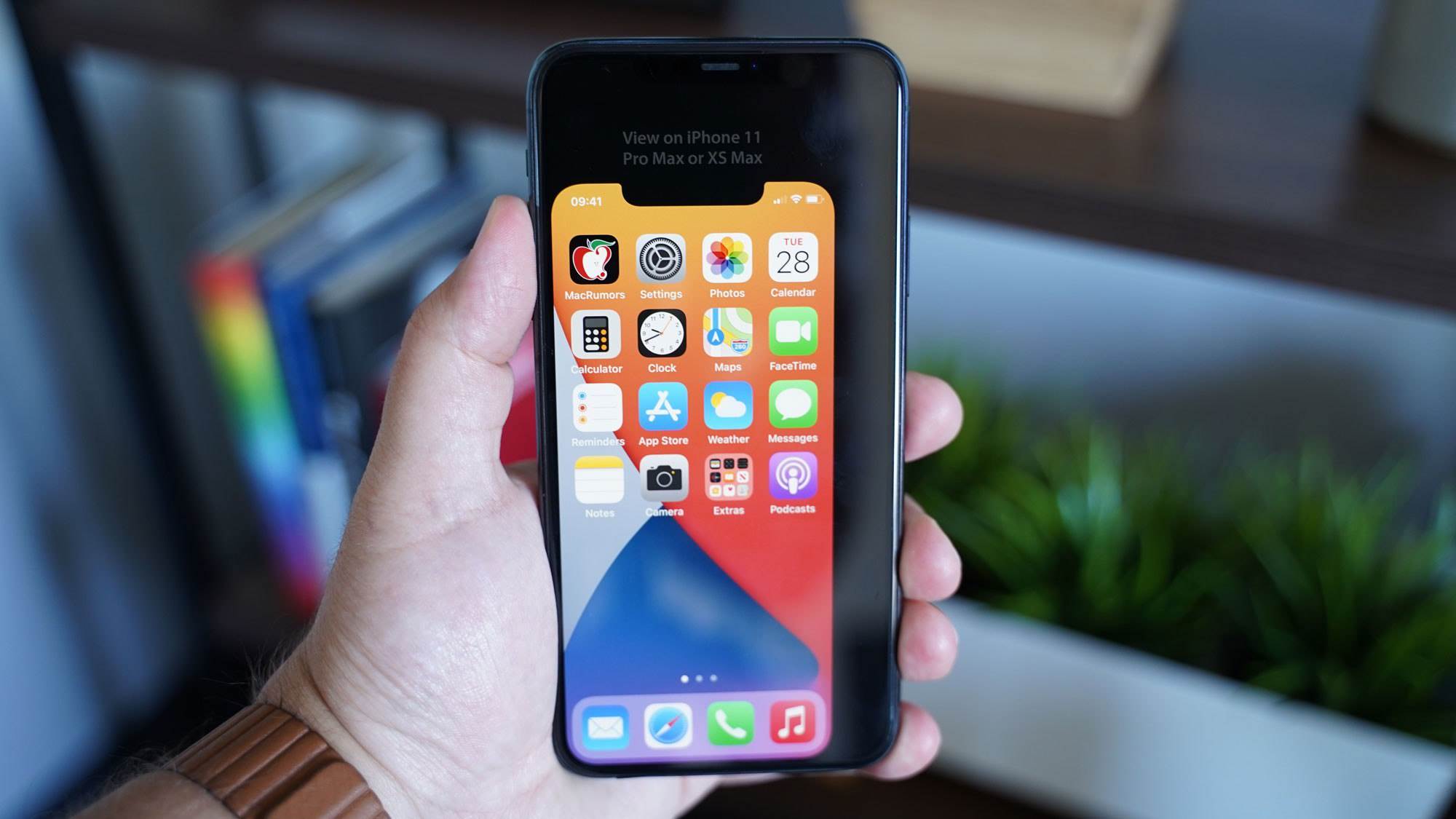 Sprawdź jak iPhone 12 z ekranem 5,4" będzie się prezentował w Twojej dłoni polecane, ciekawostki iPhone 12, Apple  Od wielu już miesięcy w sieci pojawia się wiele plotek, że Apple wypuści w tym roku 5,4-calowego iPhone'a 12. Będzie to najmniejszy z tegorocznych iPhone?ów. iP12 5