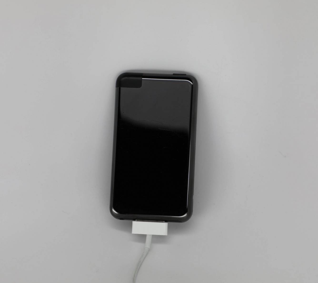 Pierwszy iPod Touch mógł mieć czarny błyszczący tył polecane, ciekawostki iPod Touch  Użytkownik Twittera DongleBookPro udostępnił zdjęcia prototypu iPoda Touch pierwszej generacji z błyszczącym czarnym panelem tylnym w stylu Mac Pro. iPodtouch 1