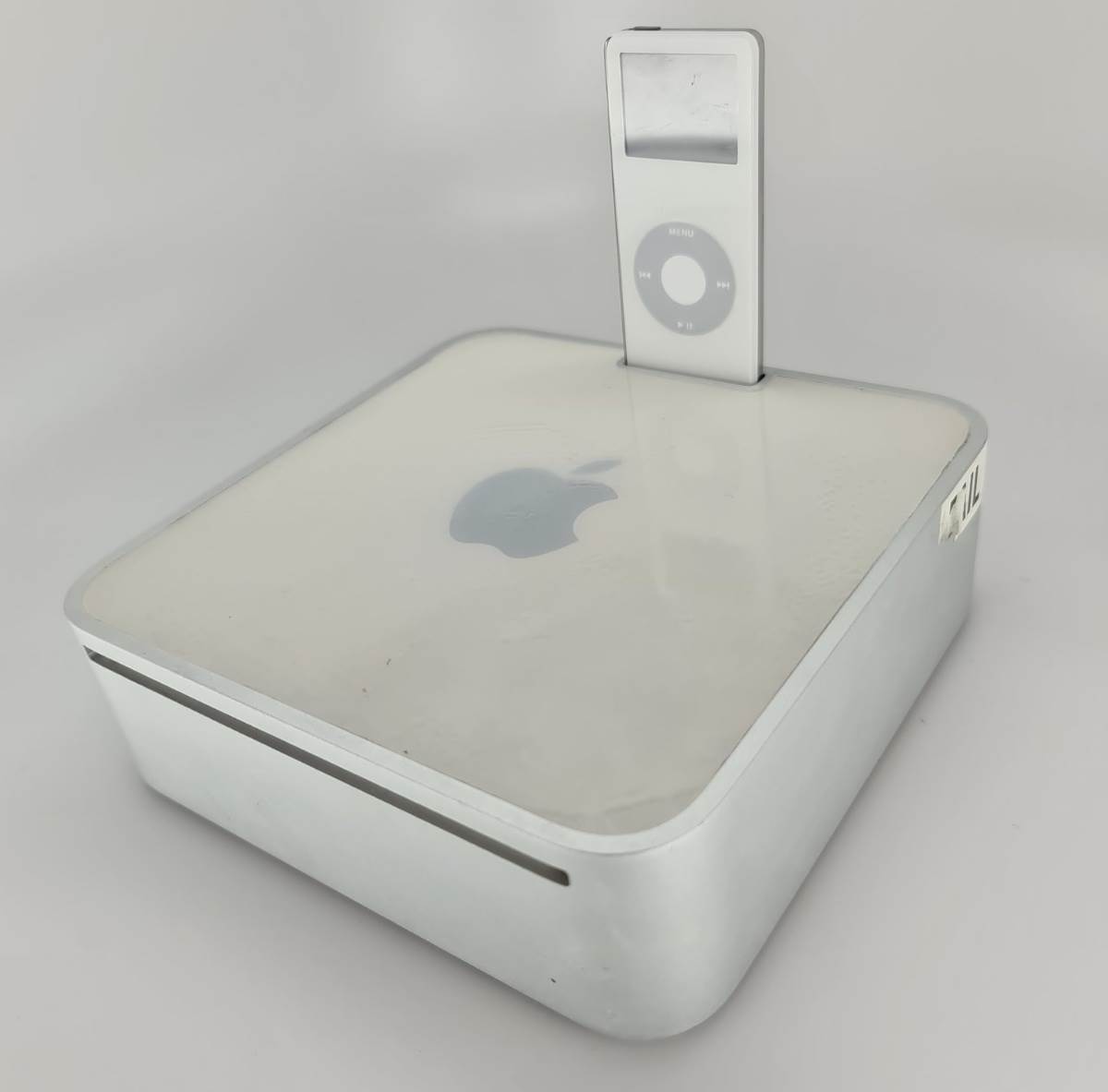 W sieci pojawiły się zdjęcia rzadkiego prototypu Maca mini ze stacją dokującą do iPoda polecane, ciekawostki prototyp, Mac mini  Użytkownik Twittera o pseudonimie @DongleBookPro zamiesił w sieci zdjęcia rzadkiego prototypu Maca mini pierwszej generacji z wbudowaną stacją dokującą do iPoda nano. mini1