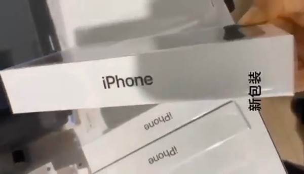 W sieci pojawiło się wideo przedstawiające nowe pudełka iPhone'a polecane, ciekawostki Wideo, pudełko iPhone, nowe cieńsze pudełko iPhone  Informator DuanRui opublikował na Twitterze krótki film prezentujący nowe, cieńsze pudełka iPhone'a w których jak wiemy nie ma zasilacza i słuchawek.
 pudelko iphone11
