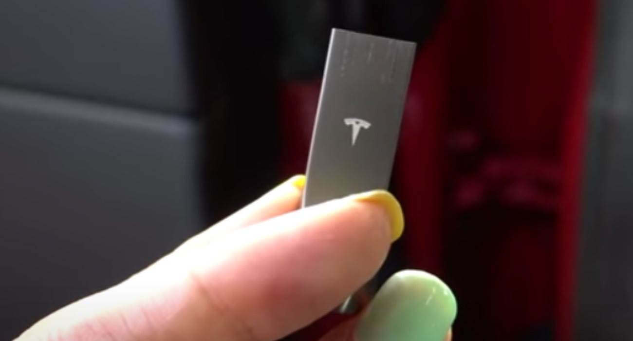 Tesla zaczęła sprzedawać własne pendrive'y polecane, ciekawostki Tesla, pendrive tesli, pendrive, cena  Tesla rozpoczęła sprzedaż markowych pamięci USB o pojemności 128 GB. Cena pendrive to 35 dolarów. Jak Wam się podoba?
 tesla