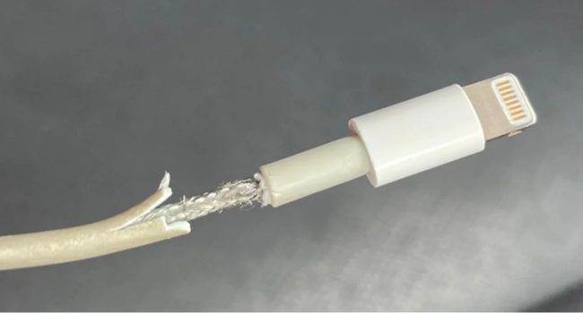 Firma Apple opatentowała metodę zwiększania trwałości kabli Lightning polecane, ciekawostki Patent, Lightning, Apple  Nie jest tajemnicą, że kable Lightning do iPhone'a są bardzo delikatne. W odpowiedzi na ten problem firma Apple opatentowała metodę zwiększania wytrzymałości kabla. Lightning 650x350
