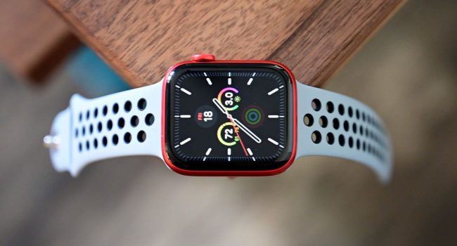Apple Watch pozostaje najpopularniejszym smartwatchem na świecie ciekawostki Apple Watch  Firma badawcza Counterpoint Research poinformowała, że ​​udział Apple w globalnym rynku smartzegarków nieznacznie spadł, z 32,9% w 2020 roku do 30,1% w 2021 roku. AppleWatch 2 650x350