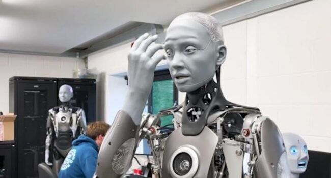 Ameca - robot, który potrafi symulować ludzkie emocje [wideo] ciekawostki robot ameca, jak dziala ameca, humanoid ameca, ameca na wideo, ameca  Ameca to najnowszy robot opracowany przez brytyjskich inżynierów, który potrafi symulować ludzkie emocje. Zobaczcie wideo. AMECA 650x350