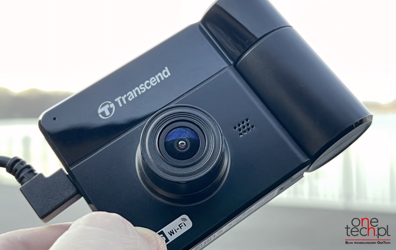 Transcend DrivePro 550 - dwuobiektywowy rejestrator jazdy recenzje, ciekawostki Transcend DrivePro 550  Kilka tygodni temu dostaliśmy do testów dwuobiektywową kamerę samochodową Transcend DrivePro 550, więc czas aby napisać kilka słów na jej temat. DrivePro 550 to kamera, która może rejestrować to, co dzieje się z przodu i wewnątrz samochodu. kamera9