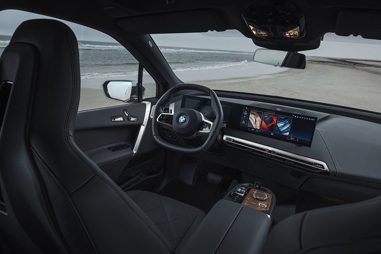 BMW zaprezentowało auto, które zmienia kolor lakieru po wciśnięciu przycisku [wideo] ciekawostki samochod ktory zmienia kolor, bmw zmieniajace kolor, BMW iX M60  Na targach CES 2022 BMW zaprezentowało elektryczny crossover iX M60, który zmienia kolor po wciśnięciu przycisku. bmw2