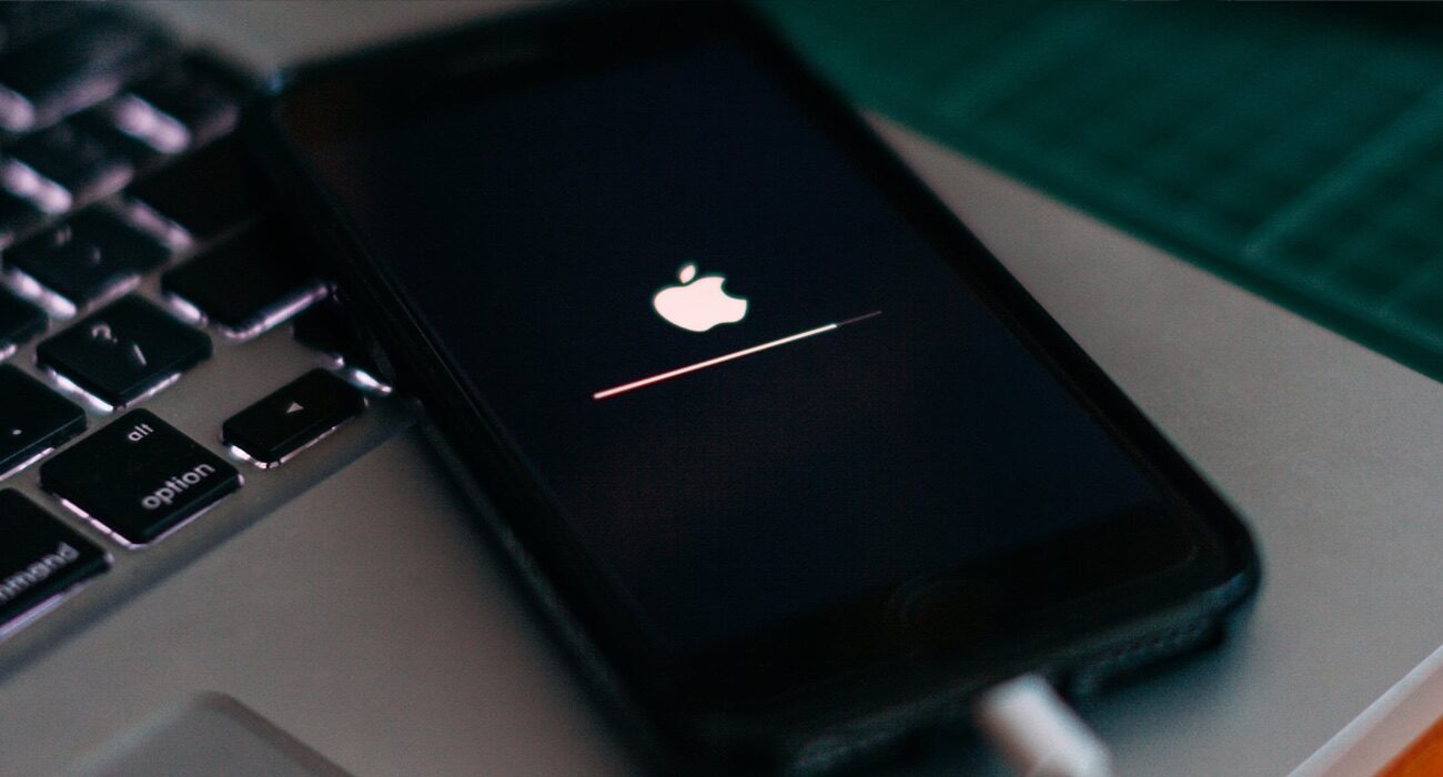 iOS 15.2.1 naprawia bardzo poważny błąd ciekawostki nowosci w iOS 15.2.1, iOS 15.2.1, co nowego w iOS 15.2.1  Firma Apple wydała wczoraj system iOS 15.2.1 z poprawkami błędów. Jak się okazuje aktualizacja naprawia bardzo poważny błąd. Jaki? iphone 1300x700