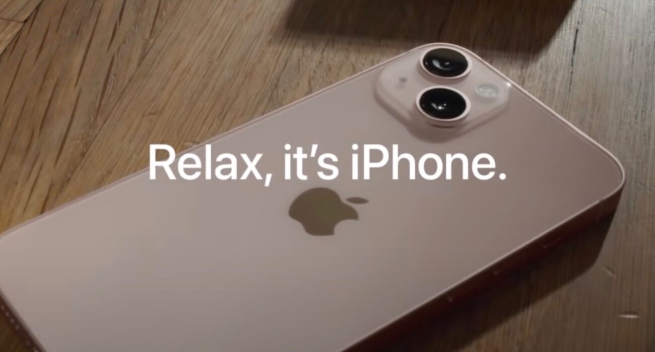 Apple udostępniło nowe reklamy z serii „Relax, it's iPhone” ciekawostki reklama, iPhone 13  Apple udostępniło nowe reklamy poświęcone iPhone 13, w których podkreśla kluczowe cechy, takie jak żywotność baterii i wytrzymały wyświetlacz Ceramic Shield . iphone13 1 1300x700