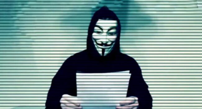 Hakerzy wypowiedzieli wojnę rosyjskiemu rządowi. Już są konsekwencje ciekawostki wojna na ukrainie, ukraina, Rosja, Hakerzy z Anonimous  Hakerzy z Anonimous oficjalnie zapowiedzieli swój sprzeciw wobec państwa rosyjskiego. Grupa przyznała się do cyberataku w serwisie informacyjnym. hakerzy 650x350