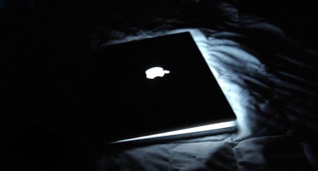 Składany MacBook, oto możliwe alternatywy ciekawostki Składany MacBook, macbook ze skladanym ekranem  Kilka źródeł twierdzi, że Apple pracuje nad notebookiem ze składanym wyświetlaczem, który nastąpi po premierze pierwszego iPhone’a Fold. Jak może wyglądać taki MacBook? Mamy kilka propozycji. macbook9 650x350