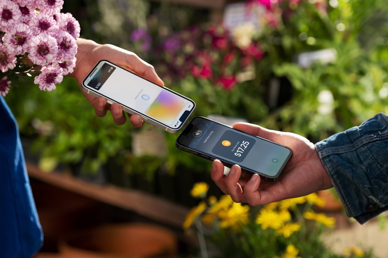 Apple przedstawia funkcję Tap to Pay, która zamienia iPhone'a w terminal płatniczy ciekawostki top to pay, iPhone jako terminal płatniczy  Apple oficjalnie przedstawiło dziś nową funkcję Tap to Pay, która pozwala używać iPhone'a jako terminala płatniczego i akceptować płatności za pomocą chipa NFC. terminal1