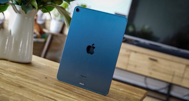 "Tani" iPad i iPad Pro z czipem M2 mają pojawić się w październiku ciekawostki tani ipad 2022, iPad Pro z czipem M2  Najnowsze plotki mówią, że Apple zaprezentuje nowy tani iPad i zaktualizowany iPad Pro z czipem M2 i obsługą ładowania MagSafe podczas październikowej prezentacji. iPadAir5 1 650x350