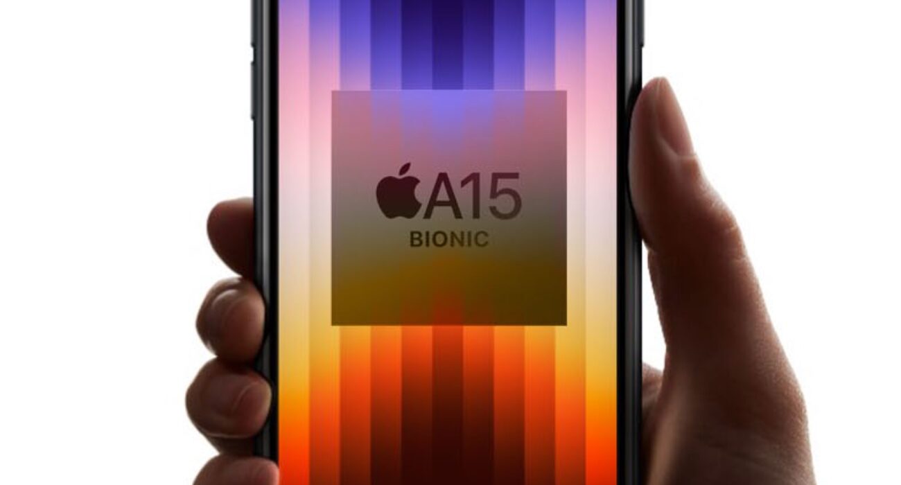 iPhone SE 3 ma 4-rdzeniowy procesor graficzny, taki jak iPhone 13 | 13 mini ciekawostki specyfikacja iPhone SE 3, iPhone SE 3  iPhone SE nowej generacji otrzymał nie tylko 4 GB pamięci RAM , podobnie jak iPhone 13 i 13 mini, ale jego SoC A15 Bionic nie przeszedł żadnych "cięć". iPhonese3 6 1300x700