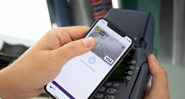 Apple zgadza się na otwarcie płatności NFC w UE ciekawostki unia europejska, UE, NFC, Apple  Apple zgodziło się na otwarcie systemu płatności NFC na iPhone dla dostawców zewnętrznych w odpowiedzi na dochodzenie antymonopolowe Komisji Europejskiej. ApplePay 650x350