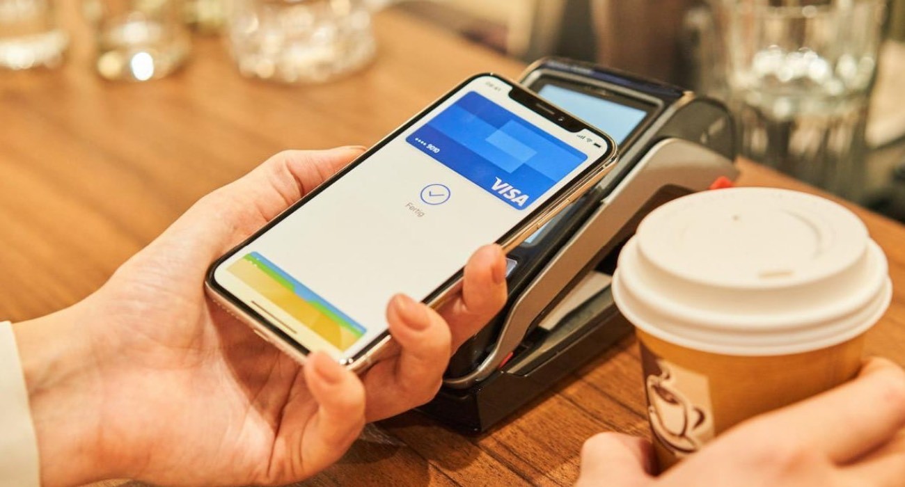 Apple zgadza się na otwarcie płatności NFC w UE ciekawostki unia europejska, UE, NFC, Apple  Apple zgodziło się na otwarcie systemu płatności NFC na iPhone dla dostawców zewnętrznych w odpowiedzi na dochodzenie antymonopolowe Komisji Europejskiej. ApplePay