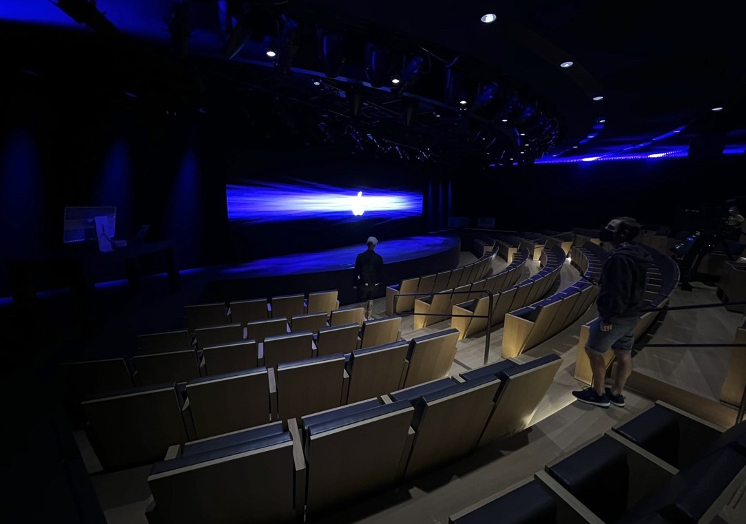 Tak wygląda centrum programistów w Apple Park ciekawostki centrum deweloperow w apple park, apple park  Do konferencji WWDC 2022 pozostało już niewiele czasu, więc firma Apple otworzyła nowe Centrum Deweloperskie Apple, w którym będą pracować programiści, którzy otrzymali zaproszenie na dzisiejszą konferencję. Big Sur Theatre 2