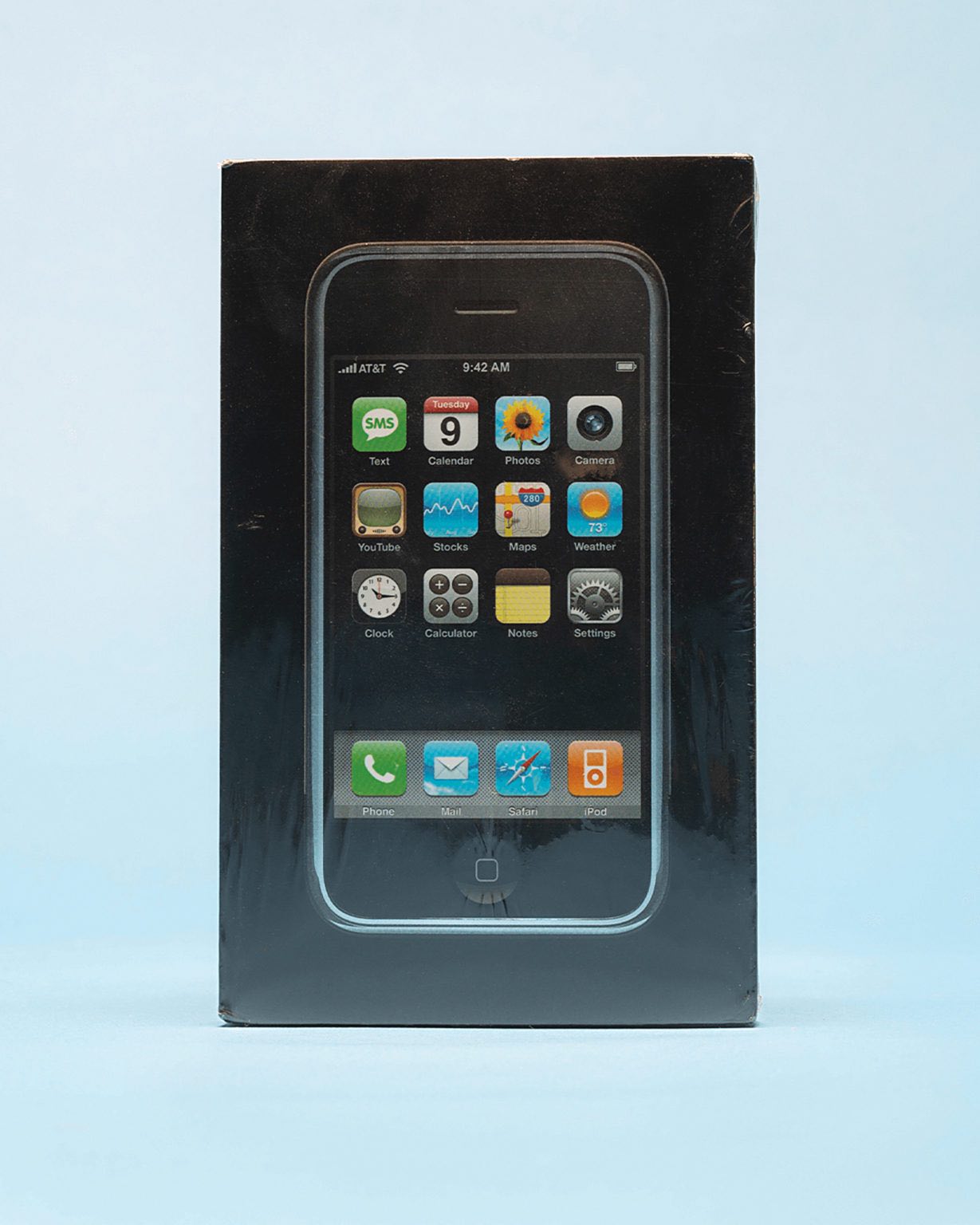 Czy masz iPhone z 2007 roku? Może być wart duuużo pieniędzy ciekawostki iPhone z 2007, iPhone 2G  Masz pierwszego iPhone z 2007 roku? Jeśli tak, to możesz naprawdę sporo zarobić. Zobacz za ile został wystawiony na aukcji zafoliowany model pierwszego smartfona Apple. iP2g 1