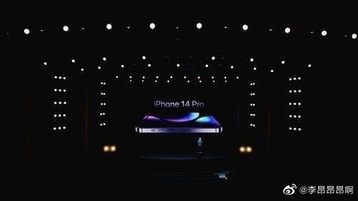 Tim Cook prezentuje iPhone 14 Pro - wyciekły zdjęcia z prezentacji ciekawostki prezentacja iphone 14 pro, iPhone 14 Pro  Oficjalna prezentacja iPhone 14 dopiero jutro, a już dziś w sieci pojawiły się zdjęcia z nagranego wcześniej wydarzenia potwierdzające wygląd i kolor iPhone 14 Pro. prez 2