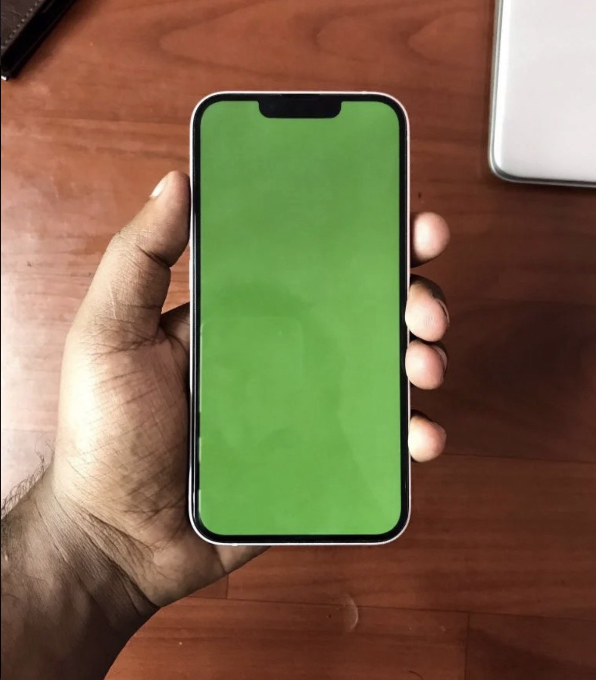 Zielony ekran śmierci iPhone po aktualizacji do iOS 16.1 ciekawostki zielony ekran śmierci iPhone, zielony ekran iPhone, iOS 16.1, iOS 16  Użytkownicy iOS 16.1 borykają się z nowy problemem. Chodzi o zielony ekran śmierci po aktualizacji do najnowszej wersji iOS. ekran 2