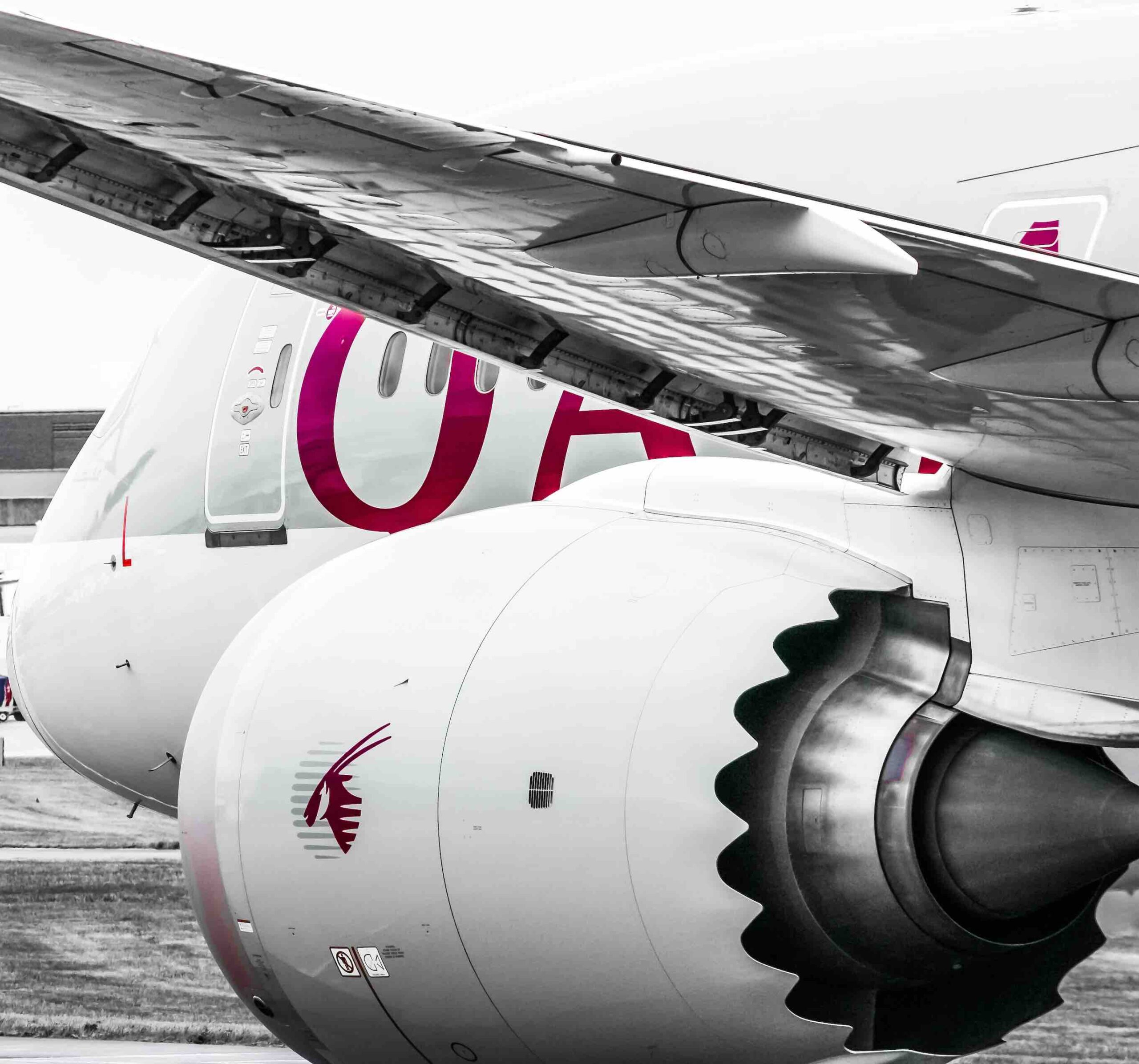 Qatar Airways i SpaceX: Podróże z internetem przyszłości ciekawostki współpraca, Usługi lotnicze, technologia, szybki internet, Starlink, SpaceX, Sektor lotniczy, Qatar Airways, pasażerowie, konkurencja, komunikacja, Komfort podróży, Internet na pokładzie, innowacje, dostęp do internetu, digitalizacja  Qatar Airways i SpaceX partnerują, by zapewnić pasażerom szybki internet na pokładzie, z technologią Starlink, bez dodatkowych opłat. Jest to świetna wiadomość. qatar 1 scaled