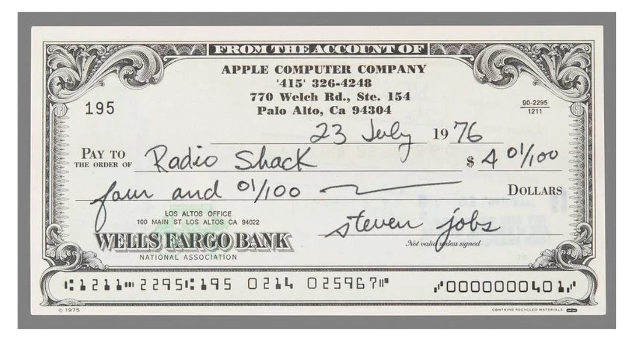 Kolejna pamiątka po Steve'ie Jobsie trafia na aukcję ciekawostki technologia, Steve Wozniak, Steve Jobs, RadioShack, Przedsiębiorczość, początki firmy., komputer Apple-1, kolekcjonerzy, innowacje, historia, elektronika, Boston, blue box, aukcja, Apple  Kolejna cenna pamiątka związana ze Steve'em Jobsem, współzałożycielem Apple, trafiła pod młotek aukcyjny.  Co to takiego? czek 1