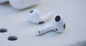 AirPods3 fake 1 300x162 - Apple blokuje powrót do iOS 18.2.1 i iPadOS 18.2.1