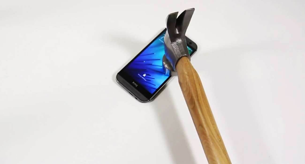HTCM8 test onetech.pl  1 - Zobacz co stanie się z HTC One M8, gdy uderzymy w niego młotkiem