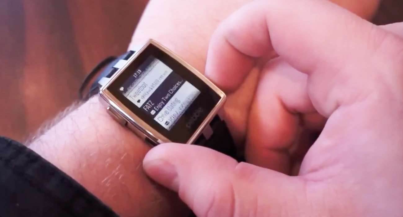 Zegarek 1 4 - Android Wear vs Pebble Smartwatch - porównanie na filmie