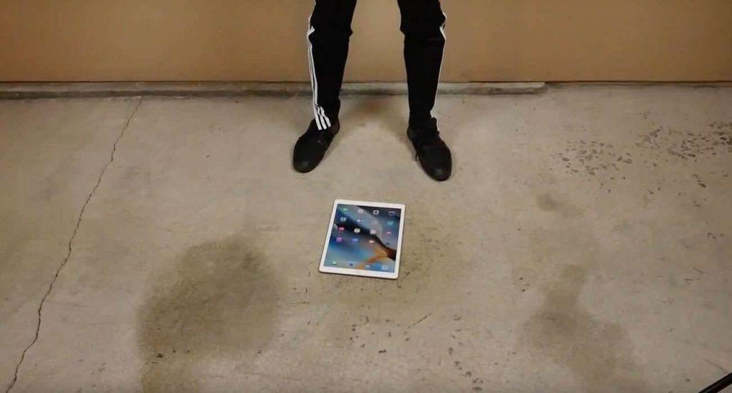 iPadPro11 1 1024x551 - Pierwszy drop test iPada Pro - zobacz wideo