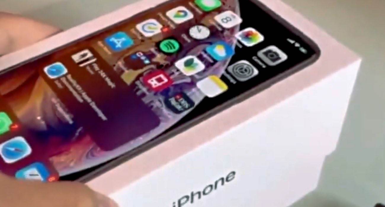 iPhone AR 1 - Pudełko iPhone'a z ruchomymi elementami w rzeczywistości rozszerzonej