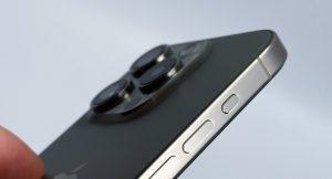 iPhone15pro przycisk 1 300x162 - Aparaty iPhone 16 Pro i 16 Pro Max nie będą się od siebie różnić