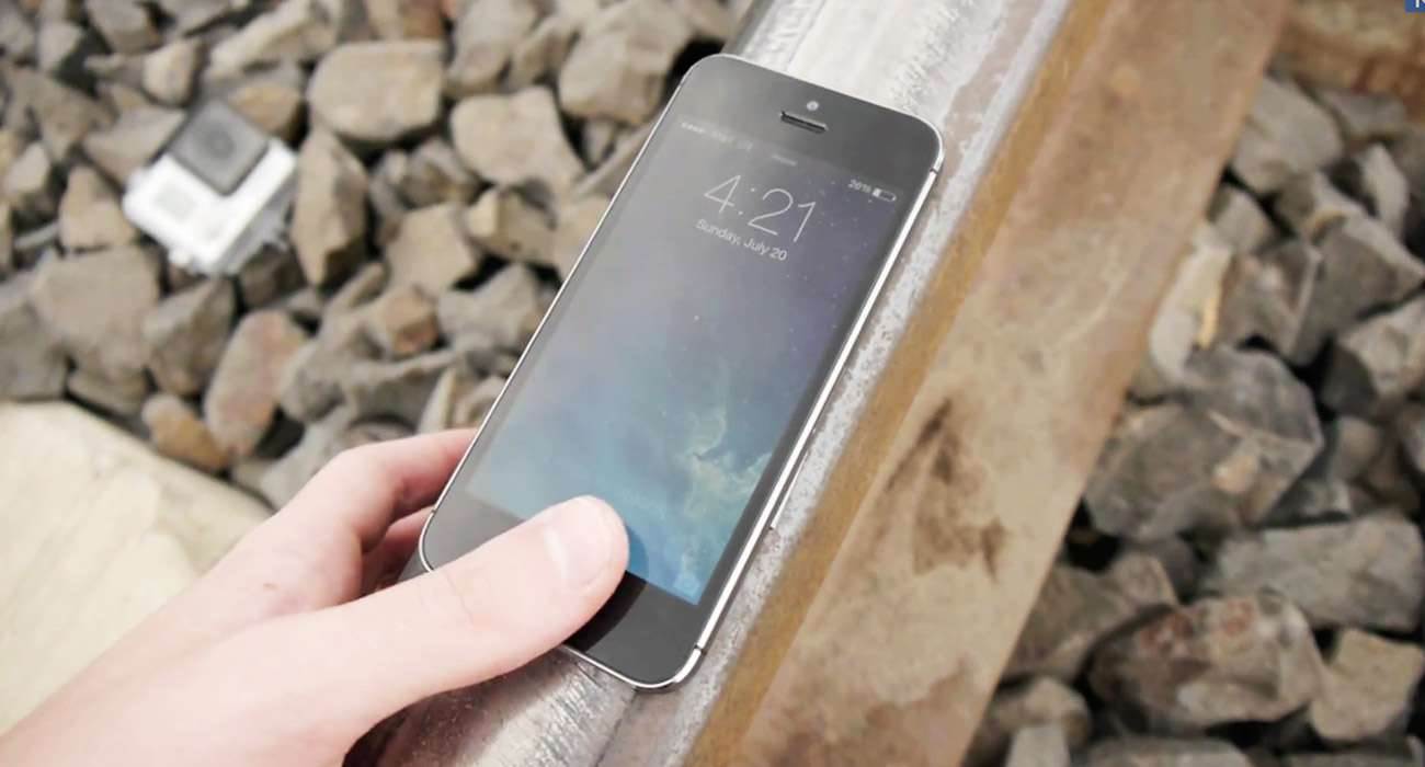 iPhone5spociag.onetecj.pl  1 - Co stanie się z iPhone 5s, gdy przejedzie po nim pociąg?