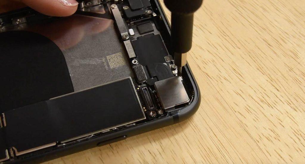 iPhone8 rozlozony na czesci 1 1024x551 - iPhone 8 rozebrany przez iFixit