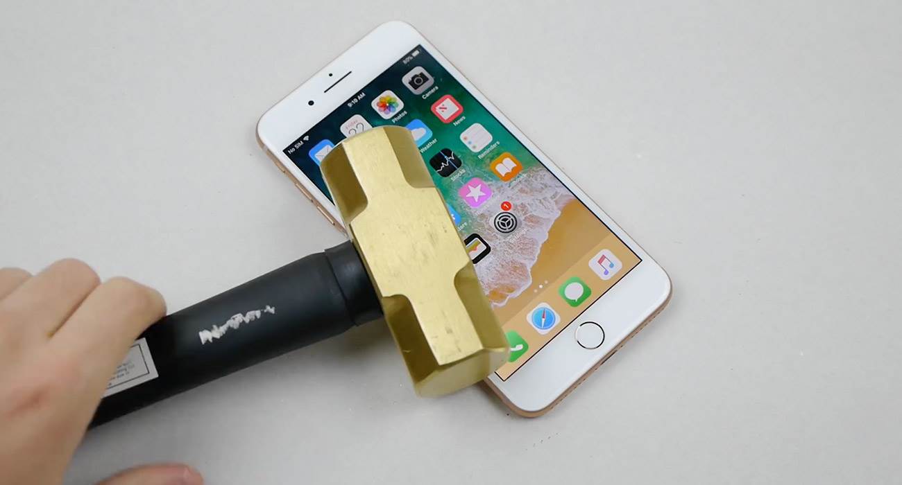 iPhone8Plus mlotek 1 - Zobacz co stanie się z najnowszym iPhone 8 Plus, gdy uderzymy w niego młotkiem