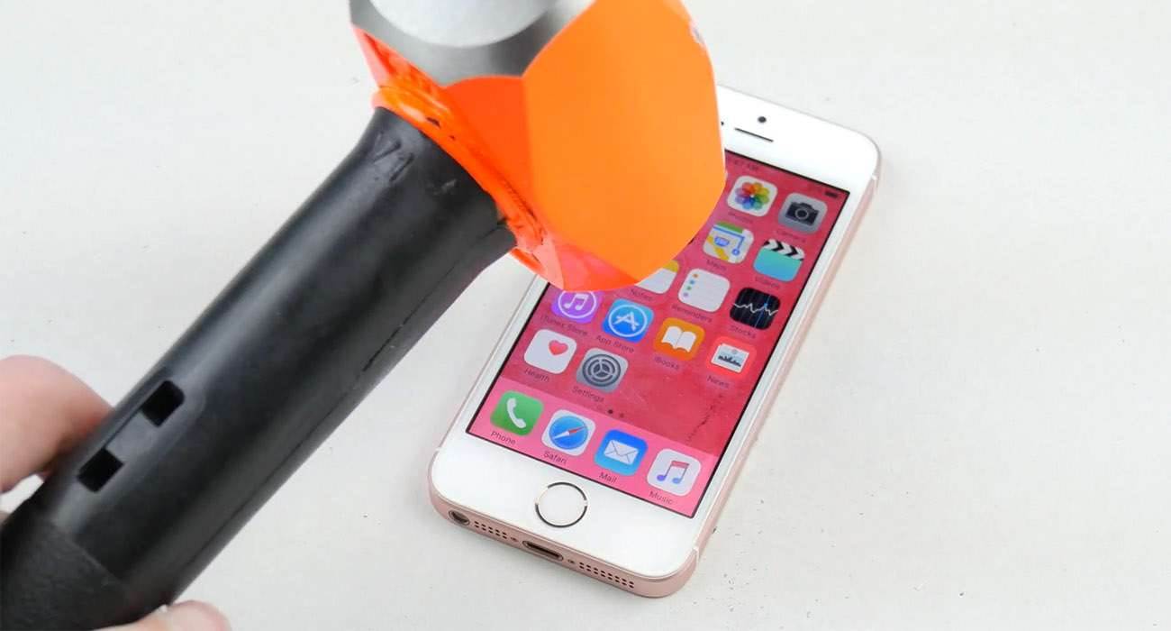 iPhoneSE 13 - Zobacz co stanie się z iPhone SE, gdy uderzymy w niego młotkiem